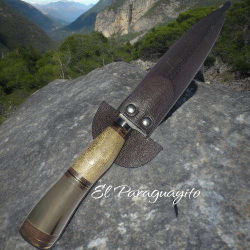 Cuchillo Verijero de acero al carbono mango madera y cacho 14 cms