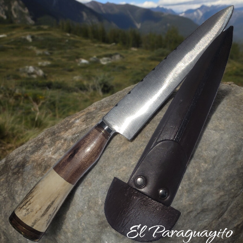 Cuchillo Facón de acero al carbono mango madera y cacho ciervo 20 cms